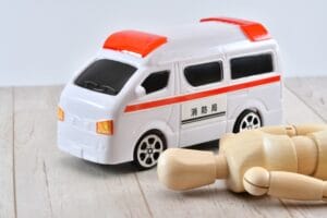倒れた人形と救急車